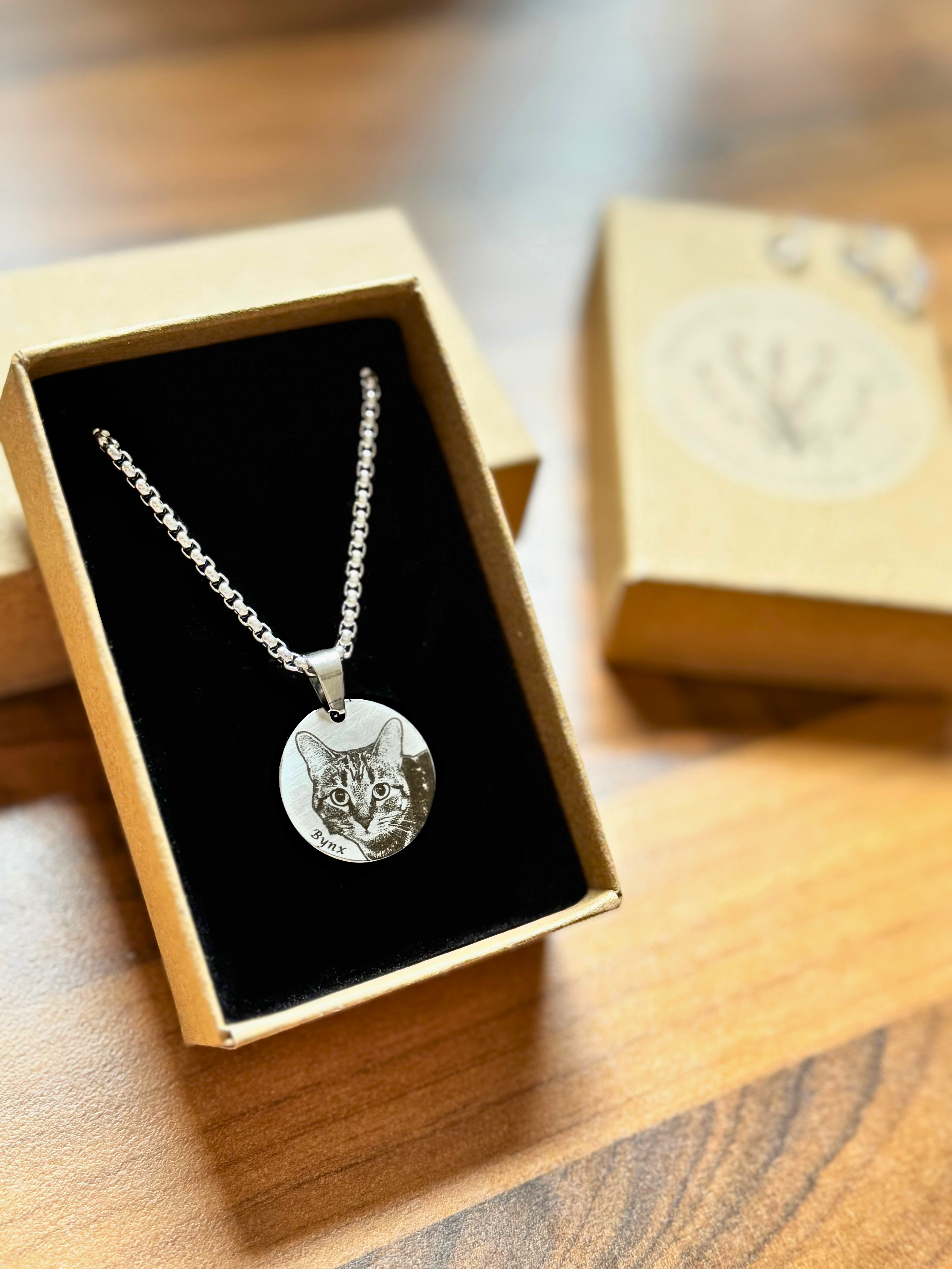 Personalised cat pendent in a box with neckless. Material - Stainless-steel.